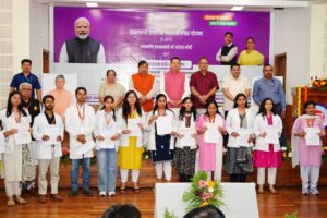 सीएम ने किया लाभार्थी नियोक्ताओं एवं कर्मचारियों को किया सम्मानित
