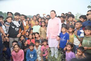 सीएम को अपने बीच पाकर बच्चे हुए उत्साहित