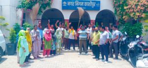 विभिन्न मांगों को लेकर पर्यावरण मित्रों ने किया काली पट्टी बांधकर प्रदर्शन फोटो-2 प्रदर्शन करते पर्यावरण मित्र काशीपुर। देवभूमि उत्तराखंड सफाई कर्मचारी संघ शाखा काशीपुर से जुड़े पर्यावरण मित्रों ने बांहों में काली पट्टी बांधकर प्रदर्शन किया। साथ ही प्रदेश सरकार को आठ सूत्रीयों मांगों का तीन दिन में निस्तारण करने का अल्टीमेटम दिया है। नगर निगम परिसर में संघ से जुड़े पर्यावरण मित्रों ने बांहों में काली पट्टी बांधकर प्रदर्शन कर प्रदेश सरकार के खिलाफ जमकर नारेबाजी की। इस दौरान वक्ताओं ने कहा कि प्रदेश सरकार 27 जुलाई 2021 के समझौते को अब तक लागू नहीं किया है। जिसके विरोध में प्रदेश संघ के आह्वान पर देवभूमि उत्तराखंड सफाई कर्मचारी संघ, शाखा काशीपुर ने आंदोलन के द्वितीय चरण का आगाज कर दिया है। 20 जून को प्रथम सांकेतिक धरने के बाद भी सरकार के कोई ठोस कदम न उठाने से नाराज सफाई कर्मियों ने काली पट्टी बांधकर प्रदर्शन शुरू कर दिया। आंदोलन के द्वितीय चरण में मोहल्ला स्वच्छता समिति अध्यक्ष अमित टांक के नेतृत्व में धरना-प्रदर्शन किया गया। शाखा अध्यक्ष सुमित सौदा व शाखा महासचिव राजीव कुमार सुपरवाइजर ने चेतावनी दी कि 24 जून तक सरकार ने वार्ता के लिए पहल नहीं की, तो आंदोलन और उग्र किया जाएगा।  इस दौरान संजय कुमार, रिंकू कुमार, बृजेश, नानक विकास, सुमित, अमित, कविता, अनीता, मुन्नी सहित महिला-पुरुष कर्मचारी मौजूद रहे।