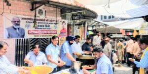पुरानी सब्जी मंडी स्थित हनुमान मंदिर पर बांटा शरबत व खिचड़ी का प्रसाद