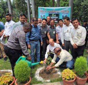 आईजीएल ने पर्यावरण के प्रति जागरूक कर किया वृक्षारोपण