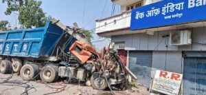 अनियंत्रित डंपर ने बिजली के दो खंबे व ट्रांसफार्मर तोड़ा