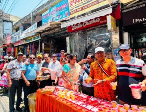 सोमवती अमावस्या पर श्री राम ग्रुप ने किया शरबत वितरण