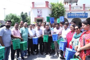 महापौर और नगर आयुक्त द्वारा किया गया घर-घर डस्टबिन वितरण अभियान का शुभारंभ