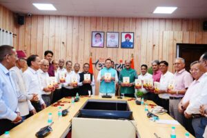सीएम ने किया ‘सेवा विधि‘ पुस्तक का विमोचन