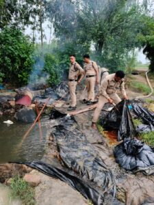 फोटो-3 शराब भट्टी तोड़ते हुए आबकारी टीम