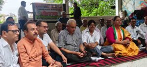 चढ़ावा चोरी मामले को लेकर कांग्रेसियों ने उपवास रख किया गांधीवादी तरीके से विरोध प्रदर्शन