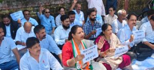 दिल्ली में छात्रों के समर्थन में कांग्रेसियों ने किया प्रदर्शन