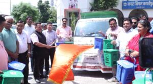 मेयर व नगर आयुक्त ने किया डस्टबिन वितरण अभियान का शुभारंभ