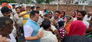 प्लॉट के पानी में डूबकर मरेबच्चों के परिजनांे से मिले महापौर दीपक बाली