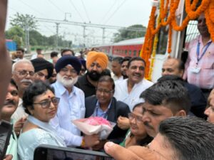 देहरादून के चली ट्रेन का विधायक चीमा ने किया स्वागत