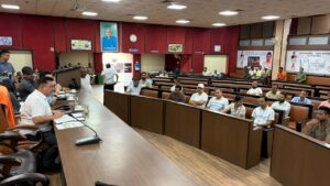 मेयर दीपक बाली ने विभागों के अधिकारियों को निगम में बुलाकर कराया समस्याओं से अवगत