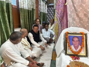 मुख्यमंत्री पुष्कर सिंह धामी ने स्व. बिशन सिंह कापड़ी को श्रद्धांजलि अर्पित कर परिजनों को दी सांत्वना