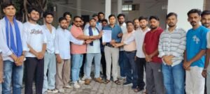 विद्यालय में व्यवस्थाएं दुरूस्त करने की मांग को लेकर एसडीएम कार्यालय में दिया ज्ञापन