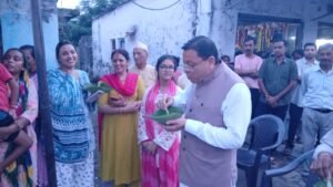मुख्यमंत्री धामी ने लोकल फॉर वोकल को दिया बढ़ावा,लोहियाहैड में पैदल चलकर रवि के स्टॉल पर खाई टिकी।