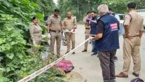 सड़क किनारे युवती का शव मिलने से मचा हड़कंप