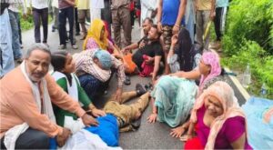 पिकअप ने बाइक सवार तीन छात्रों को रौंदा, एक की मौत
