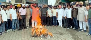 सज्जन कुमार को रोल मॉडल बताए जाने पर सिख समाज ने फूंका कांग्रेस का पुतला