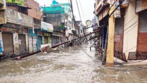 भारी बारिश के बीच गिरा विद्युत पोल