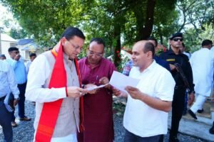 मुख्यमंत्री ने प्रदेश के विभिन्न क्षेत्रों से आए लोगों की समस्याएं सुनीं