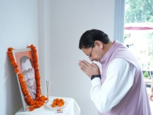 मुख्यमंत्रीने  पंडित दीनदयाल उपाध्याय की जयंती के अवसर पर उनके चित्र पर पुष्प अर्पित करते हुए भावपूर्ण स्मरण किया