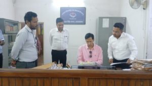 कुमाऊं कमिश्नर ने किया तहसील का निरीक्षण, फाइलों के लंबित होने पर हुए नाराज