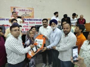विधायक चीमा ने पंजीकृत श्रमिकों को वितरित कीं किट