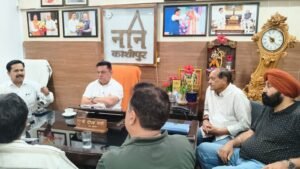 जीएसटी को लेकर व्यापार मंडल और राजस्व कर विभाग के अधिकारियों के साथ हुई व्यापारियों की बैठक