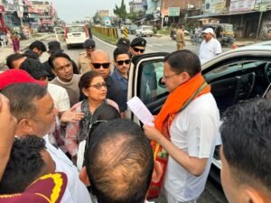 नानकमत्ता कार्यक्रम के लिए जाते समय झनकट में मुख्यमंत्री धामी ने रुकवाया काफिला, आमजन की सुनी समस्याएं