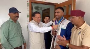 एशियन गेम्स में कांस्य पदक जीतने वाले बॉक्सर कपिल पोखरिया ने मुख्यमंत्री धामी से की भेंट।