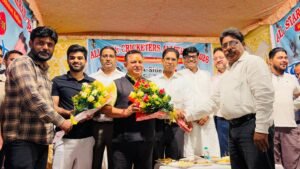 जब महापौर दीपक बाली ने चौका जड दिया तो देखने वाले सैकड़ो युवा झूम उठे