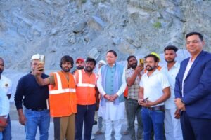मुख्यमंत्री नइंजीनियरों एवं श्रमिकों से किया संवाद