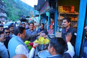 मुख्यमंत्री ने विभिन्न स्थानीय लोगों से मुलाकात कर जाना क्षेत्र का हाल