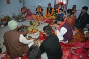 अपने पैतृक गांव हड़खोला पहुंचे सीएम धामी