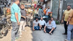 जांच करने पहुंची टीम व्यापारियों के विरोध के चलते वापस लौटी
