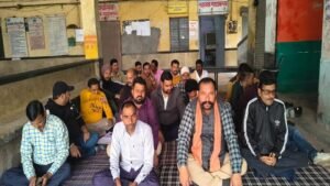 विभिन्न मांगों को लेकर रोडवेज कर्मियों ने शुरू की अनिश्चितकालीन हड़ताल