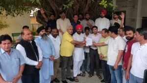 किसानों की समस्याओं को लेकर कांग्रेसियों ने प्रदर्शन कर मुख्यमंत्री को भेजा ज्ञापन