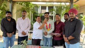 विजयी छात्र नेताओं ने महापौर दीपक बाली से लिया आशीर्वाद