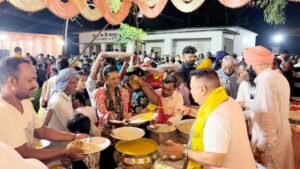 भजन संध्या के बाद श्याम रसोई में महापौर बाली ने खुद बांटा खाटू श्याम भक्तों को प्रसाद