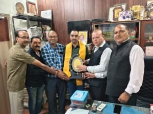 उत्कृष्ट सेवा पदक मिलने पर हेड कांस्टेबल अरविंद कुमार रुहेला को किया सम्मानित